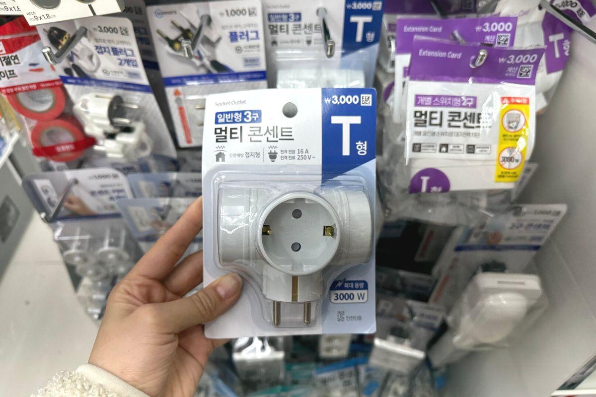 Ổ cắm điện Hàn Quốc ở Daiso, item du lịch cần thiết