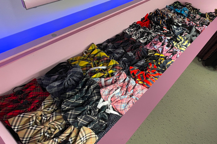다양한 체크 패턴의 리본들이 정렬되어 있는 강남교복 대여점 소품 사진.