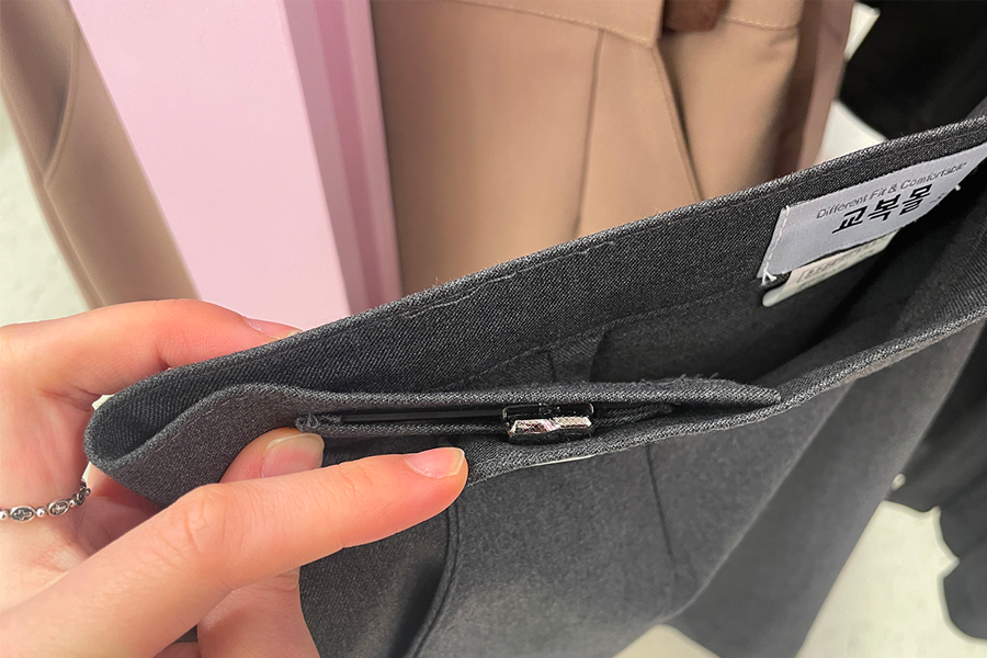 강남교복 대여점에서 제공하는 여성용 스커트의 사이즈 조절용 측면 잠금 장치 사진.