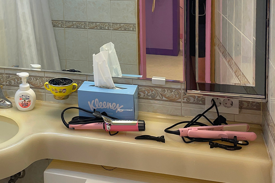 강남교복 대여점 내 시설로 준비된 헤어 스타일링 도구들. 세면대 위에 놓인 상태.