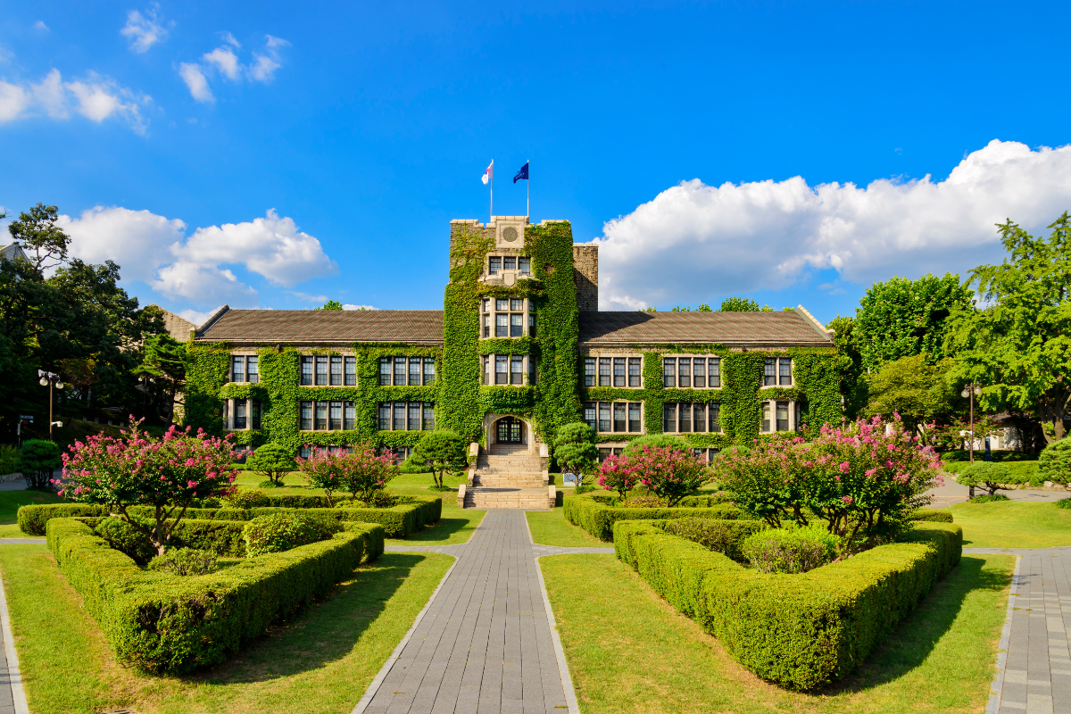 การเรียนภาษาเกาหลีที่สถาบันในเกาหลี ช่วยให้การพัฒนาภาษาดีขึ้นเนื่องจากสภาพแวดล้อมที่บังคับให้ใช้ภาษา