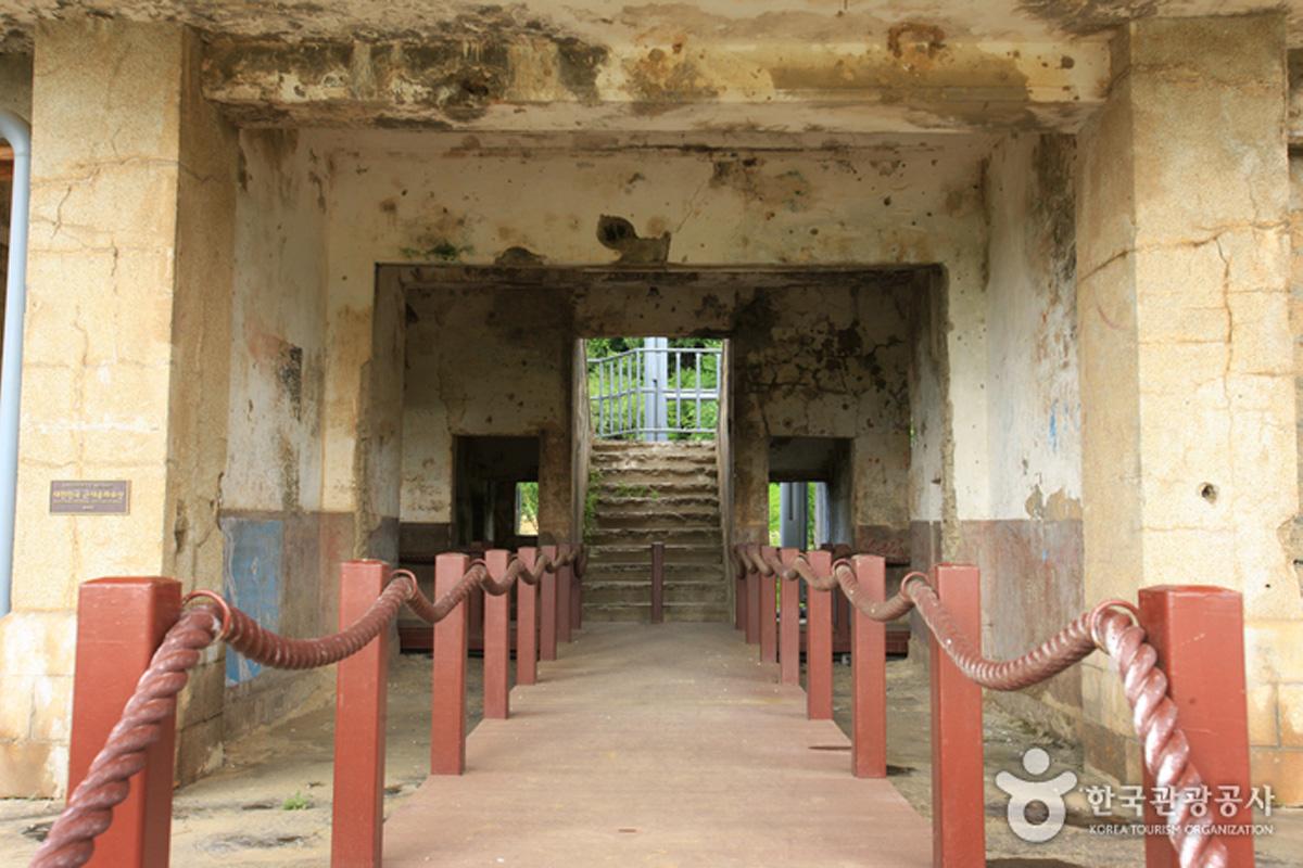 Khu vực nội thất Trụ sở Đảng Lao động tại Cheorwon, với dấu vết chiến tranh đặc biệt.