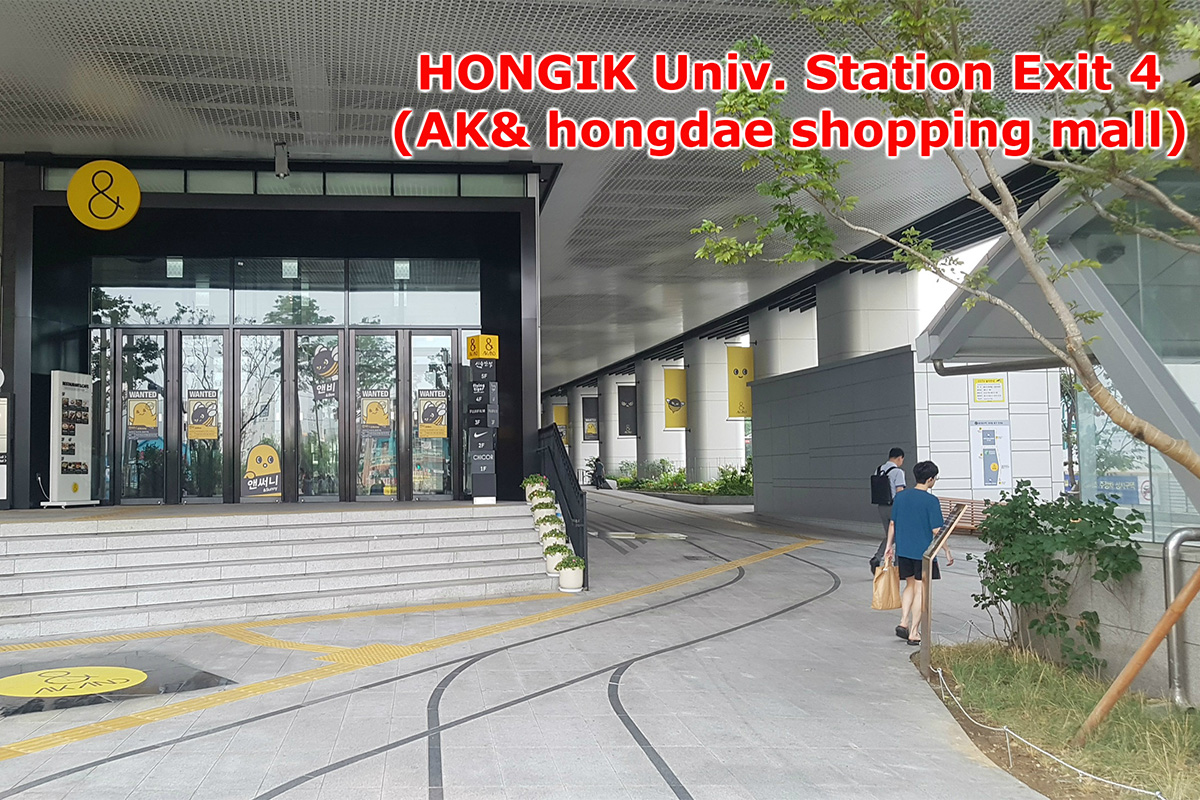 Lối ra tại ga Hongdae, một trong các điểm khởi hành cho tour Cheorwon DMZ.