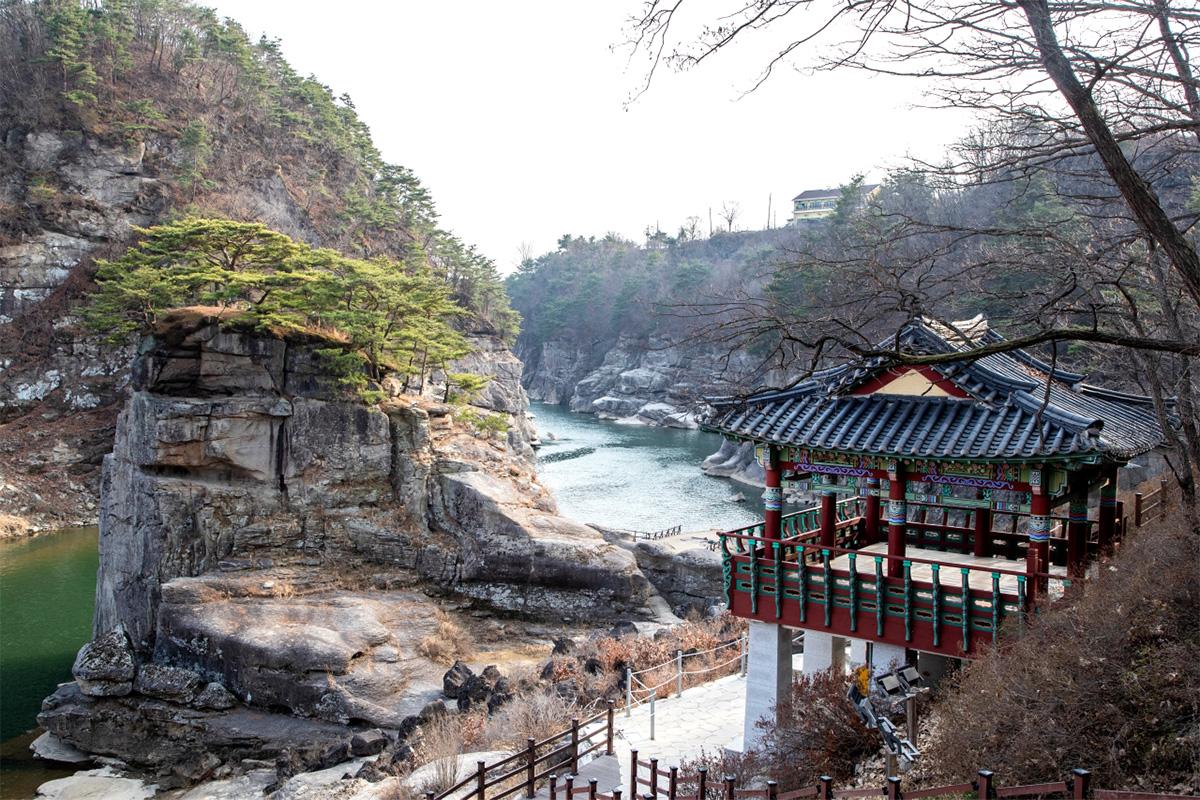 Blick auf Goseokjeong, ein malerisches Gebiet in Cheorwon, Südkorea, mit traditionellem Koreanischen Pavillon und Fluss.