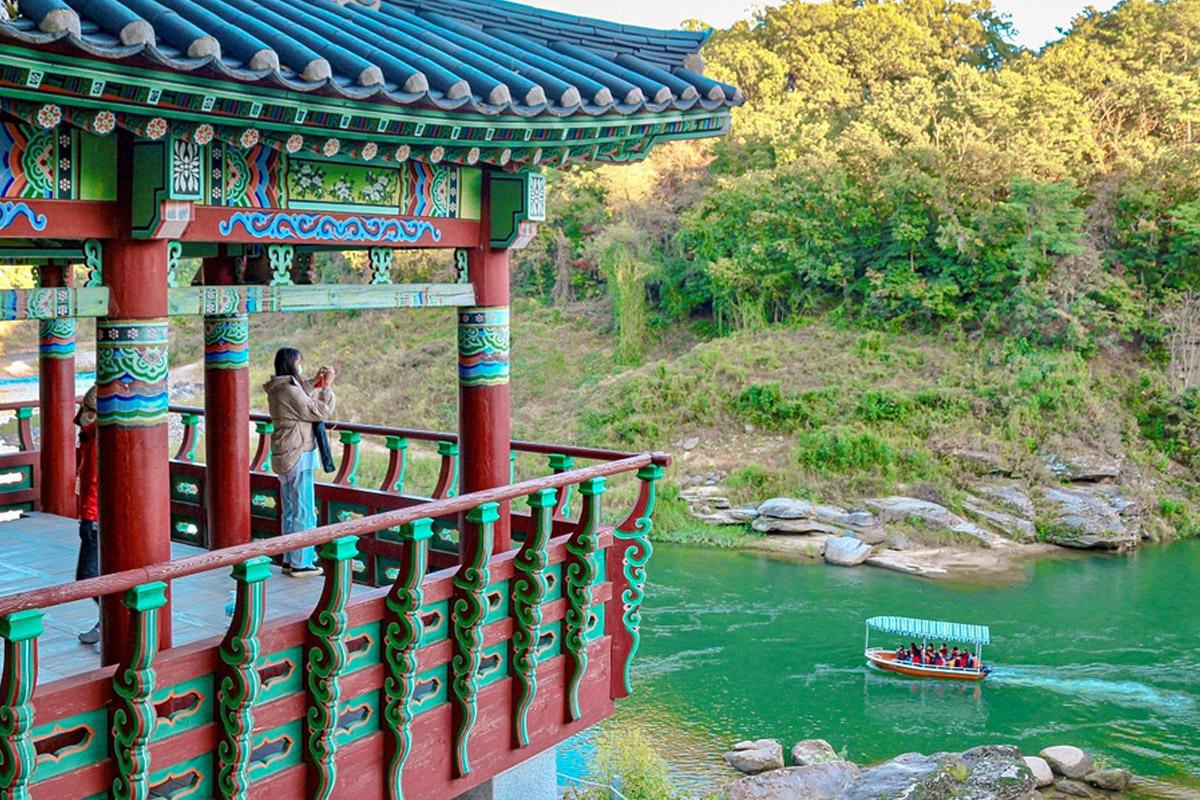 Traditioneller Pavillon bei Goseokjeong, Cheorwon, Südkorea, mit einem Besucher, der das Panorama fotografiert.