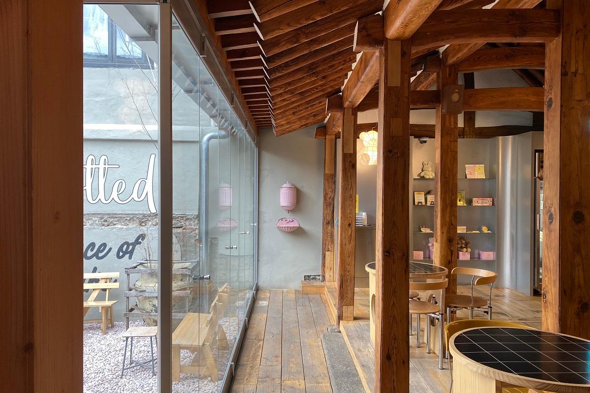 韓国旅行、韓国カフェ、韓国ドーナツ、ノーティッド、ノーティッドドーナツ、Knotted、Cafe Knotted、ノティドゥ、牛乳生クリーム、おしゃれカフェ、韓屋カフェ、安国、北村韓屋村