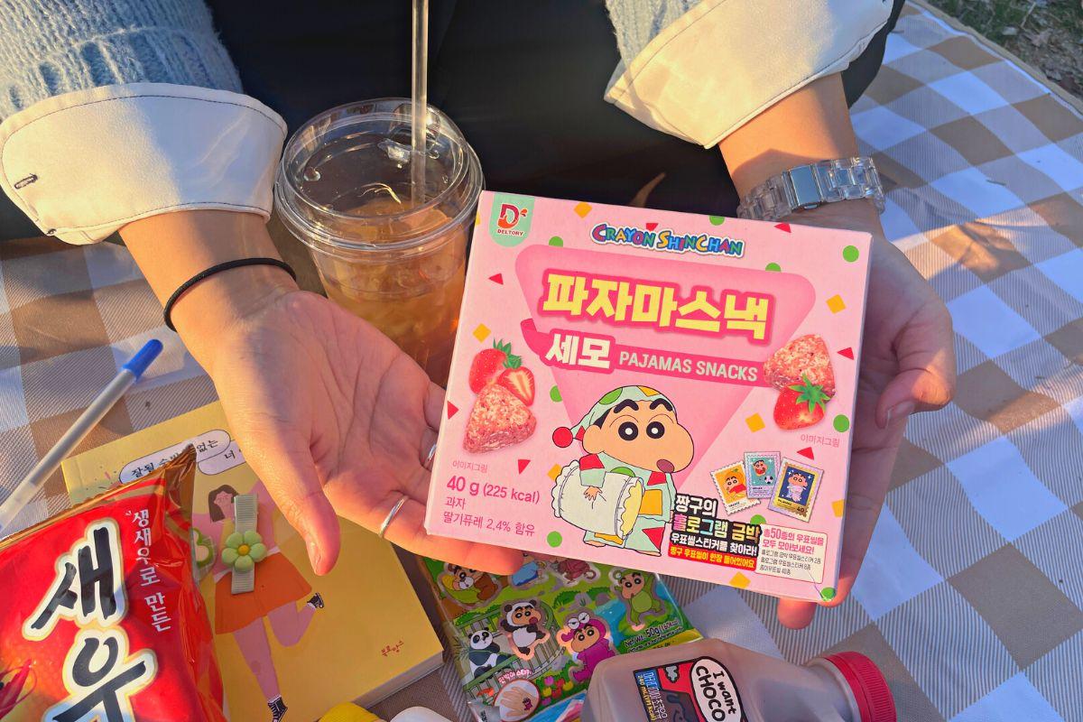 dâu khô bọc dừa hàn quốc, đồ ăn khi picnic ở công viên sông Hàn, Seoul