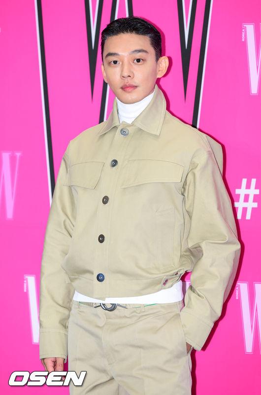 OSENの撮影でベージュのジャケットを着た俳優、韓国の有名イベントに出席、日本語キャプション