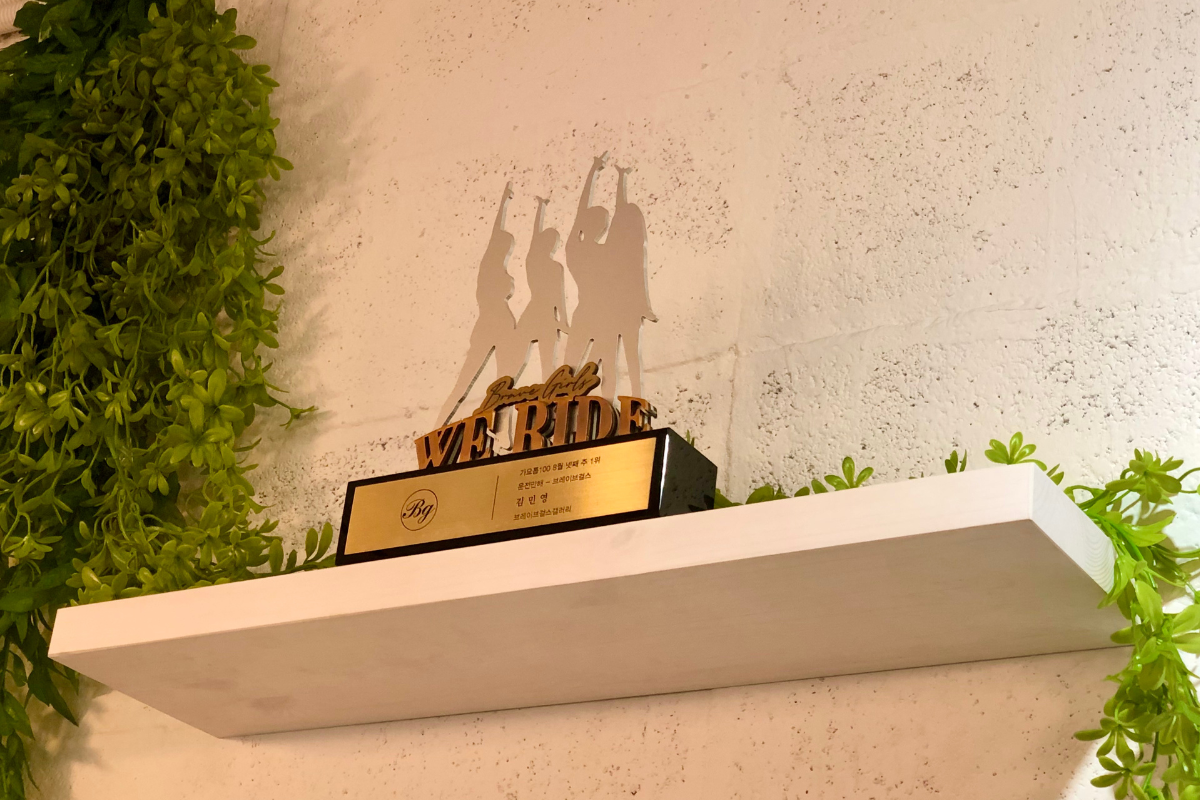 Brave Girls玟瑩咖啡廳 內部