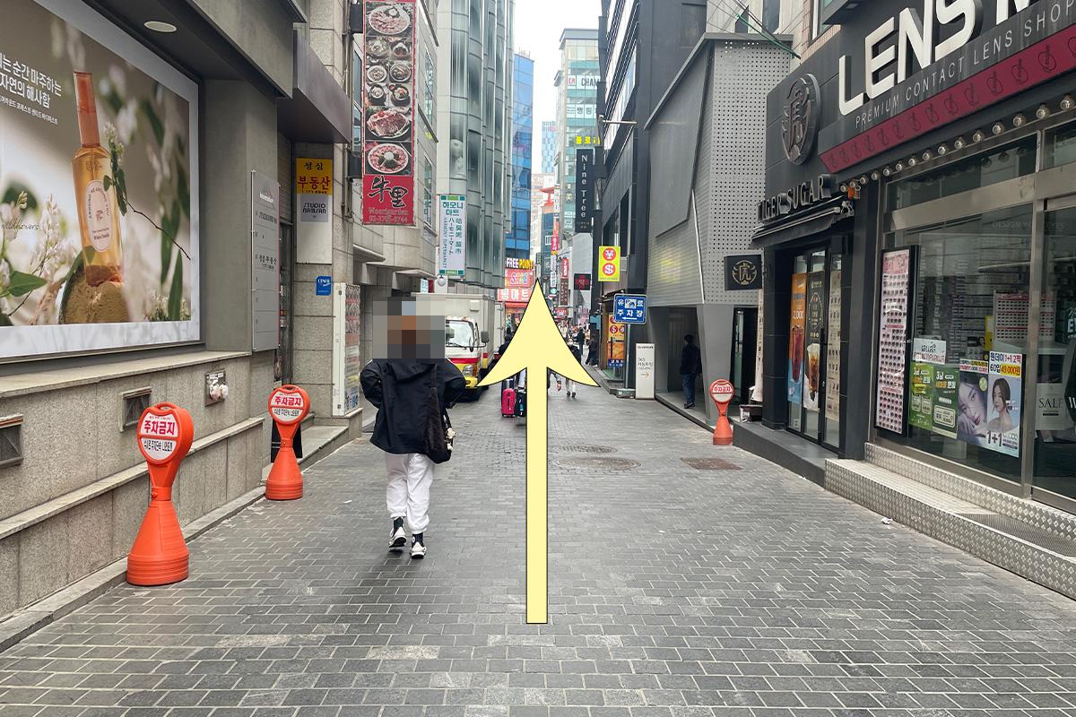 Entrance to Gana Building, home of Happy Skin Spa on the 7th floor, in Myeongdong.