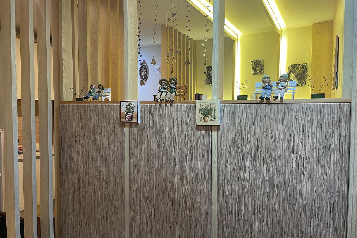 Section of Happy Skin Myeongdong Spa with cute doll decorations on a wooden divider panel.