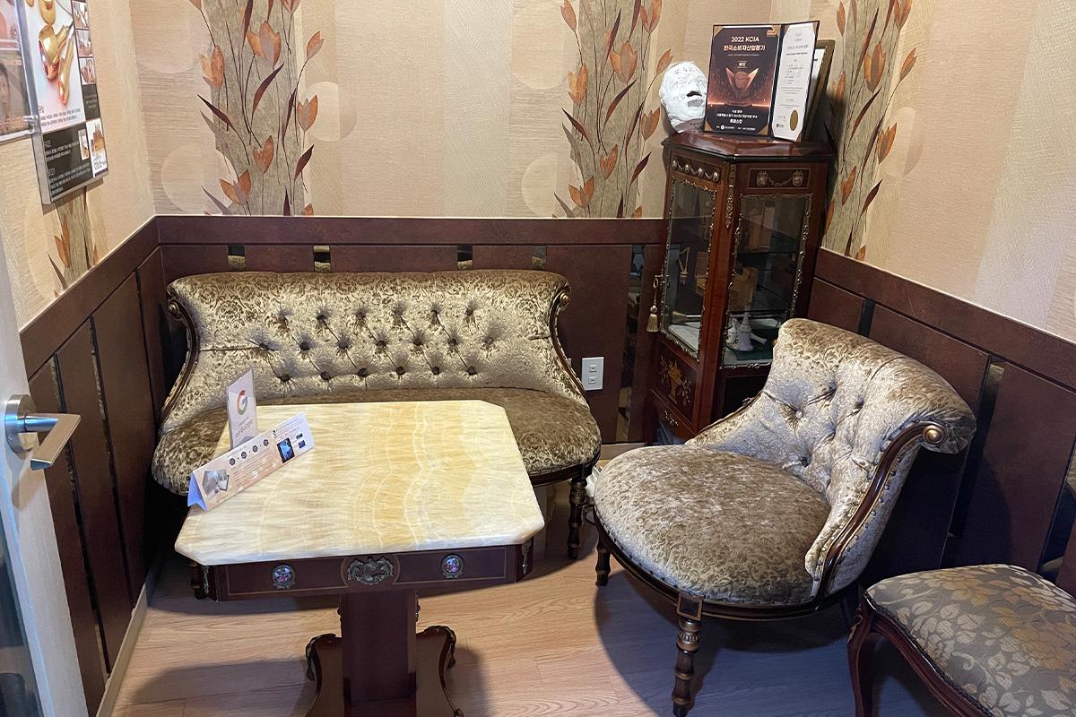 Relaxing waiting area with vintage furniture at Happy Skin Myeongdong Spa.