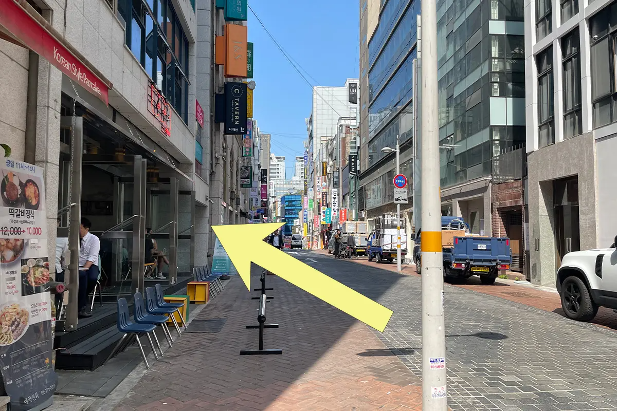 ソウル、明洞の街並みで撮影された写真。矢印が次の行き先を示しています。