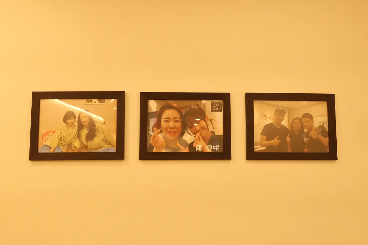 韓国エステのSHILLA内では、数枚の写真が壁に飾られており、日本の有名人も来店していることを示しています。