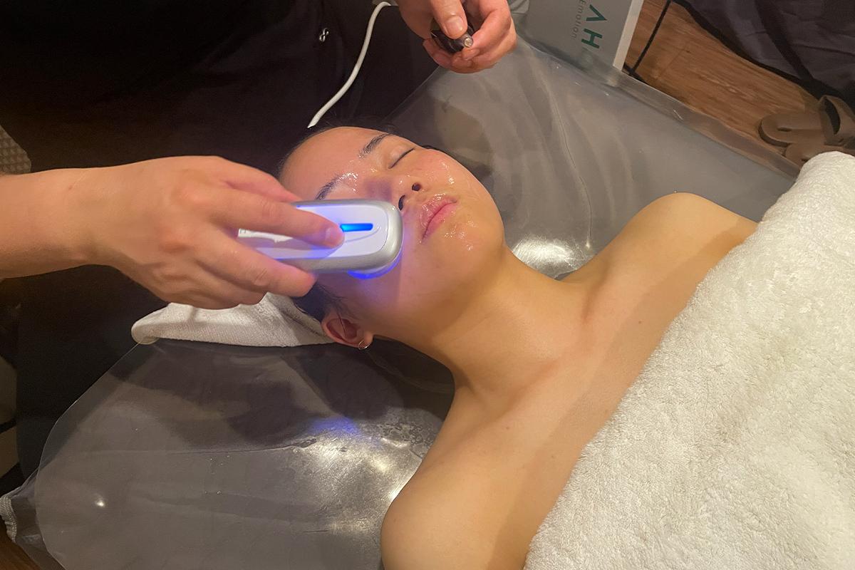 thẩm thấu dưỡng chất bằng máy tại SHILLA Esthetic, Myeongdong, Hàn Quốc