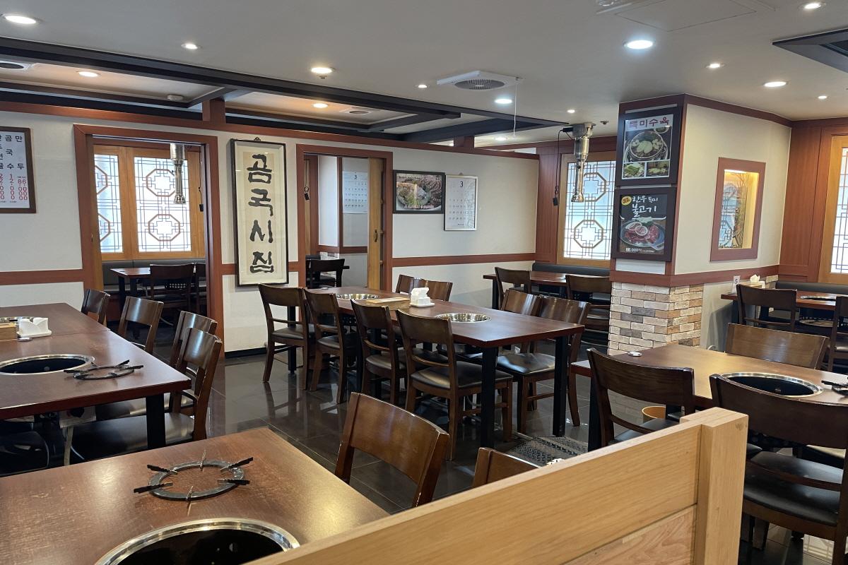 明洞牛骨汤之家的内部装饰，展示了传统的韩式氛围。