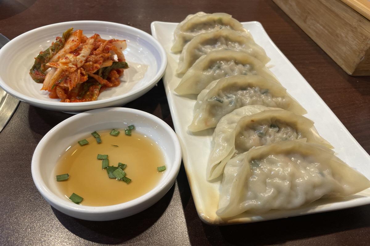 韩式饺子配上泡菜，展示韩国传统美食的魅力。