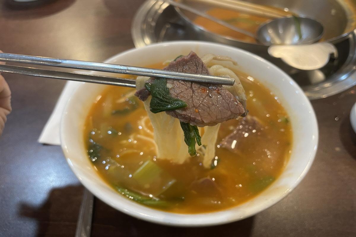 牛骨汤面和泡菜一同展示韩国传统美食。