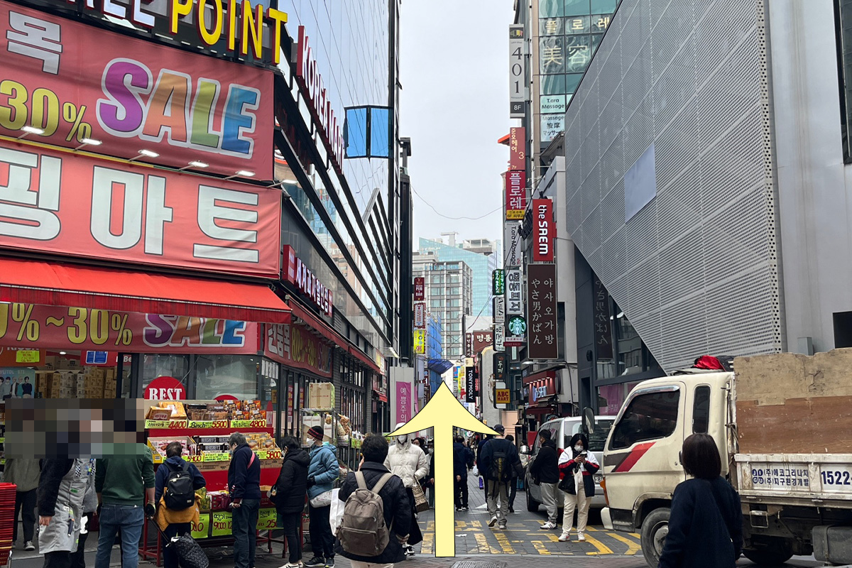 在一个十字路口处继续直走，指引去牛骨汤之家的路线。