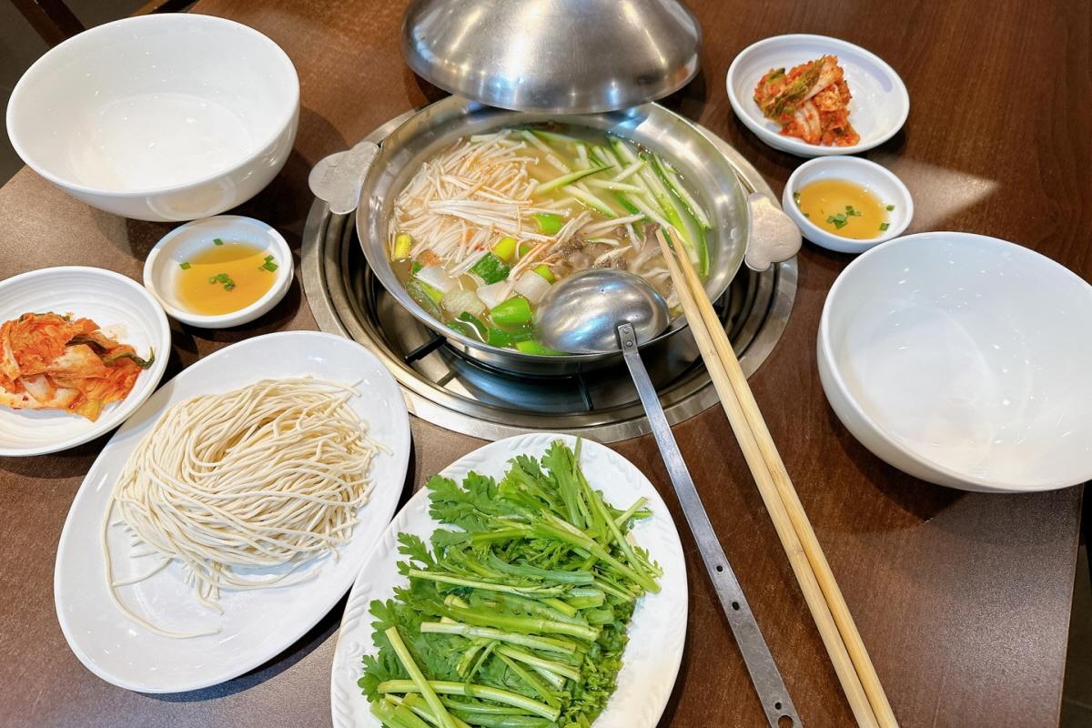 ร้านกมกุกชีจิบ (곰국시집) ย่านมยองดง (เมียงดง)