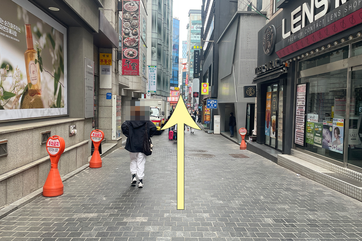 沿着街道前进，指引去牛骨汤之家的方向。