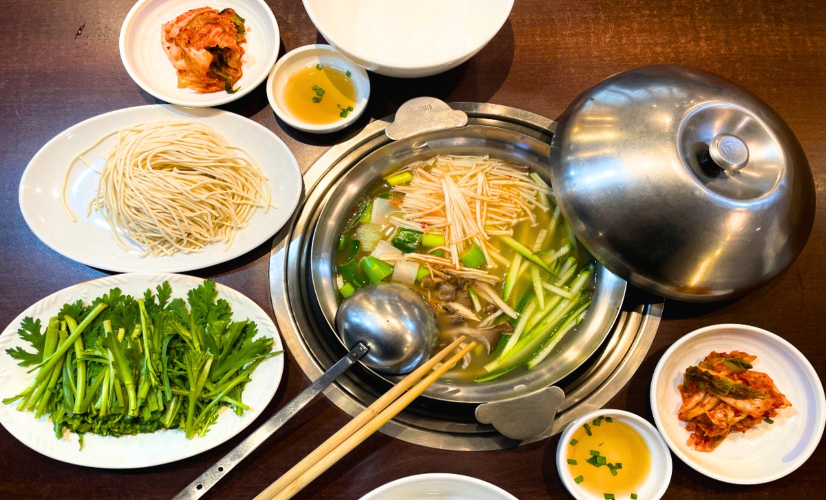 GomGukSi Jip: Nhà hàng mì truyền thống cực nổi tiếng với người Hàn ở Myeongdong