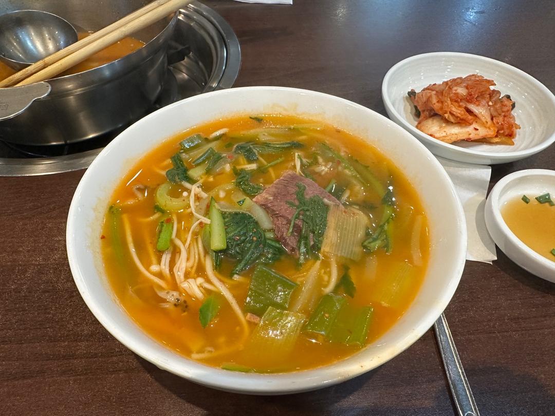 在一碗牛骨汤面里的牛肉，展示韩国美食的细致和美味。