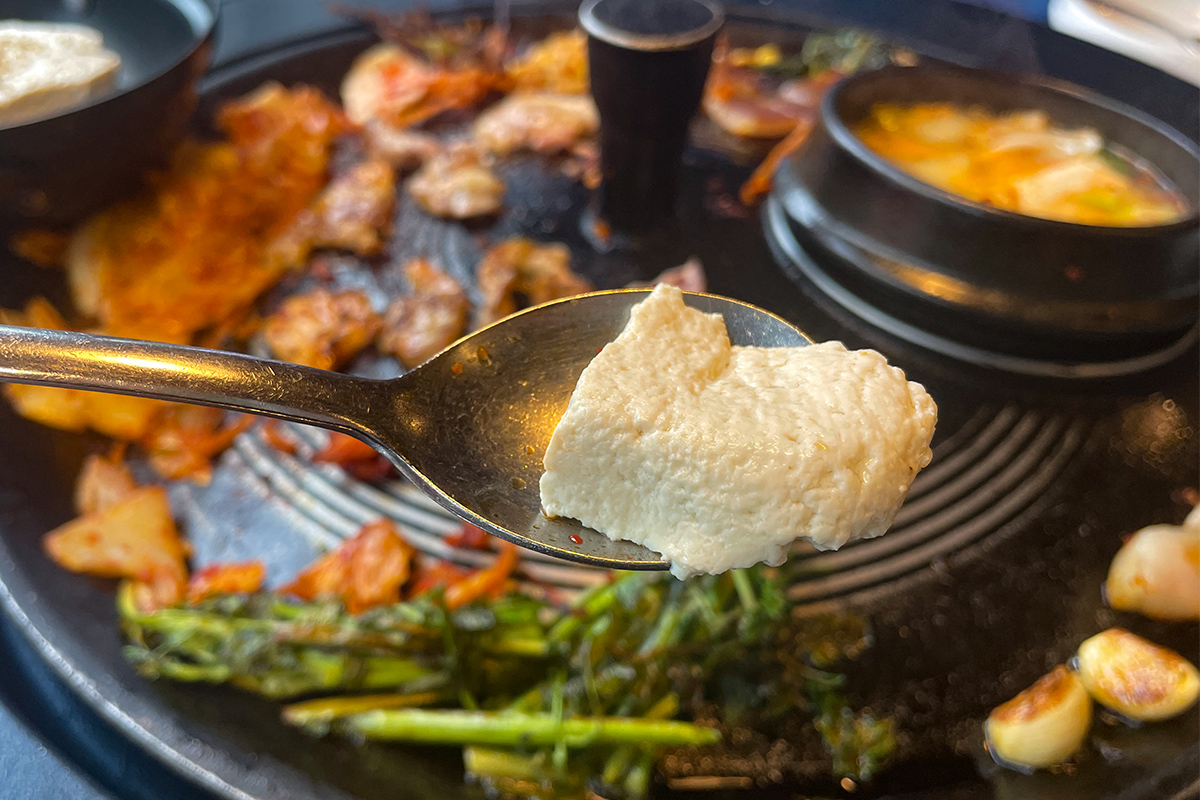 韩国铁锅盖烤肉铺内的豆腐，为丰富的韩式佳肴提供解腻的选择