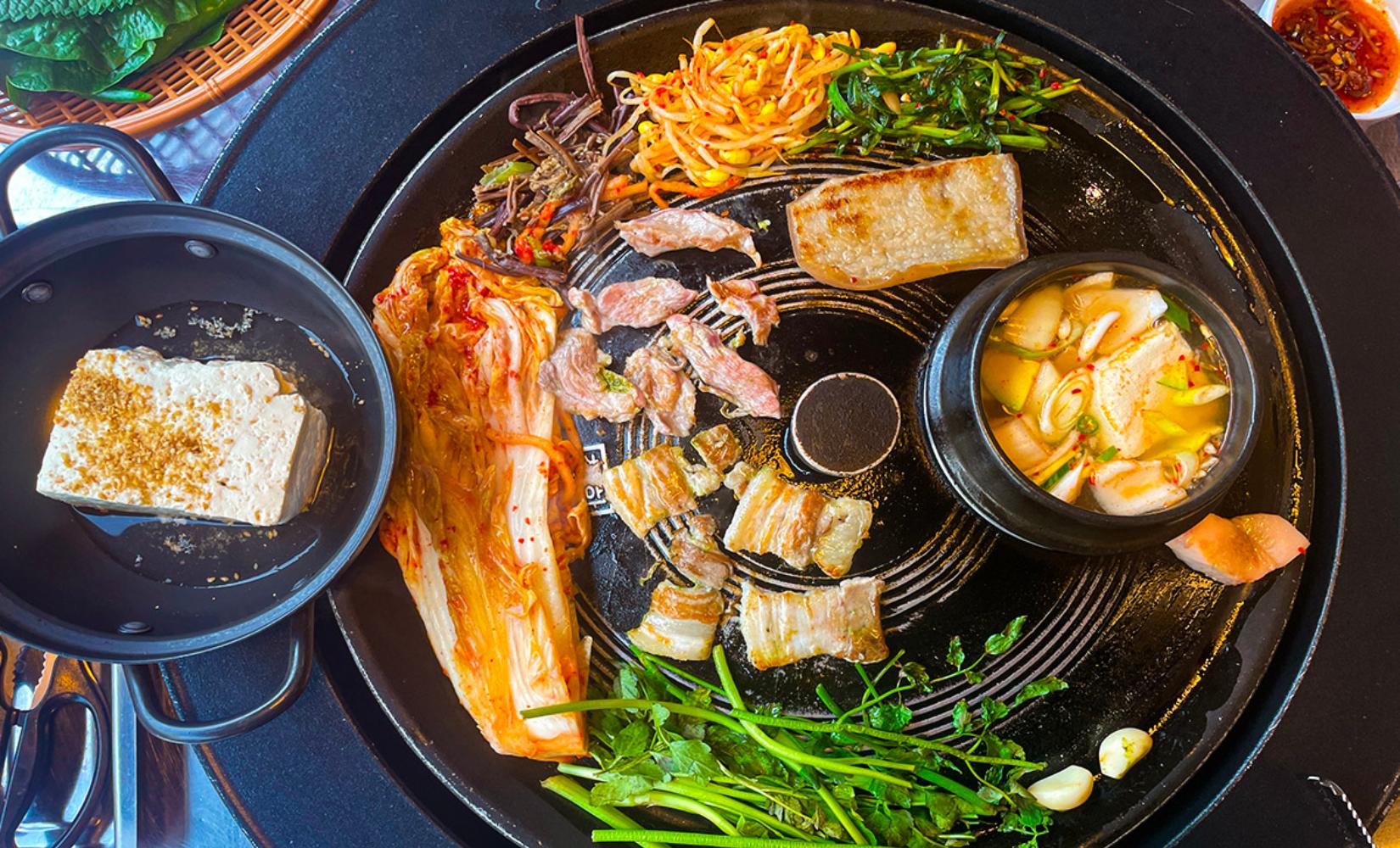 Cheonha Jeil Sotttukkeong: Quán thịt nướng có nhiều loại rau ăn cùng nhất ở Myeongdong