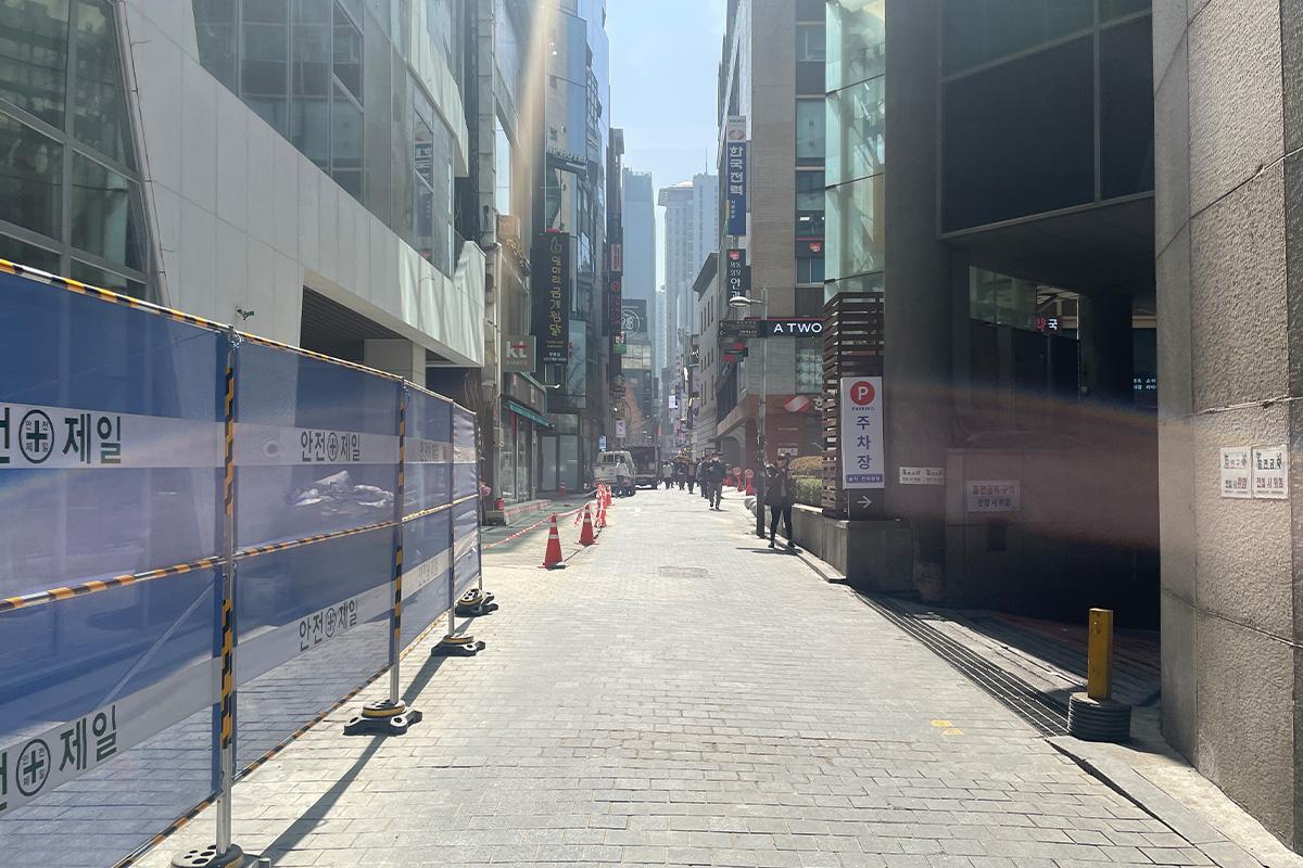 从韩国首尔地铁到达明洞街道的路径，显示出整洁的都市环境和商店