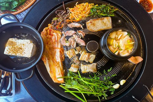 Cheonha Jeil Sotttukkeong: Quán thịt nướng đang rất hot ở Myeongdong
