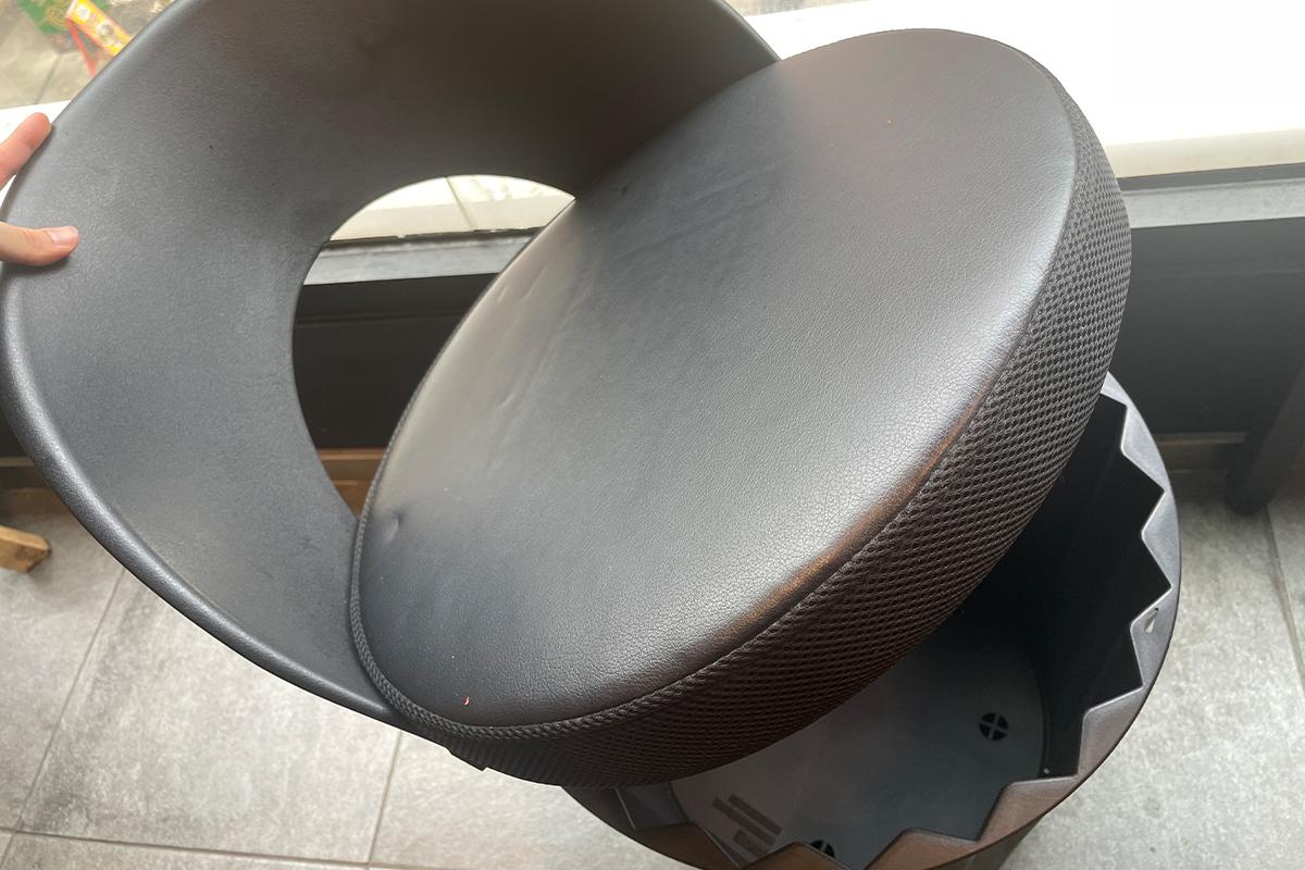 韩国烤肉店中椅子下方的储物空间，可以用来放置个人物品，防止沾染烤肉味