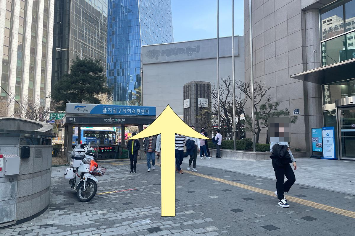 使用黄色箭头标示的步行路径，从韩国首尔乙支路入口站引导到明洞烤肉店