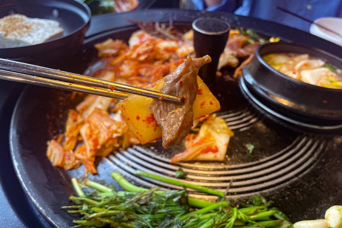 搭配泡菜和其他蔬菜食用的烤肉，是传统韩式烤肉的经典吃法