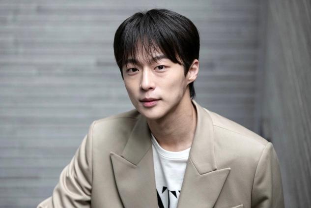 ペ·イニョク、カン·ホドン×イ·スンギ×イ·セヨンと手を握り特急ライジングスターの歩み