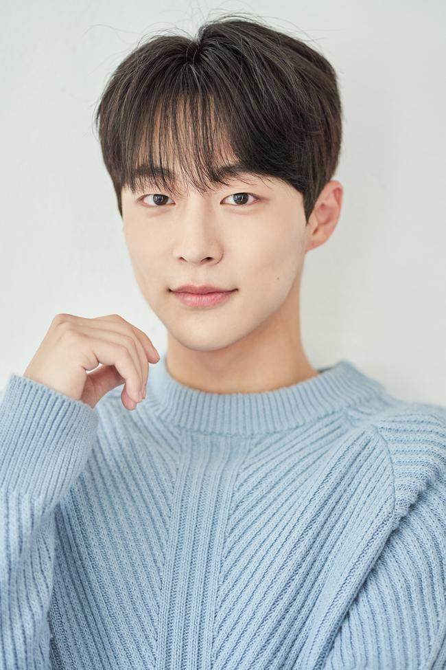 青いセーターを着た若い韓国人男性のクローズアップ写真