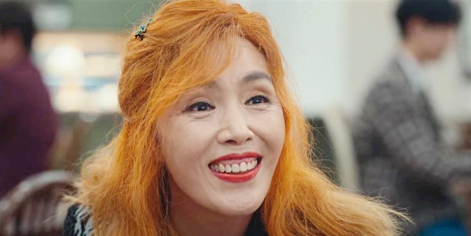 ザ・グローリーに登場するムン・ドンウンの母親チョン・ミヒ役のシーン、Netflixのオリジナルシリーズ