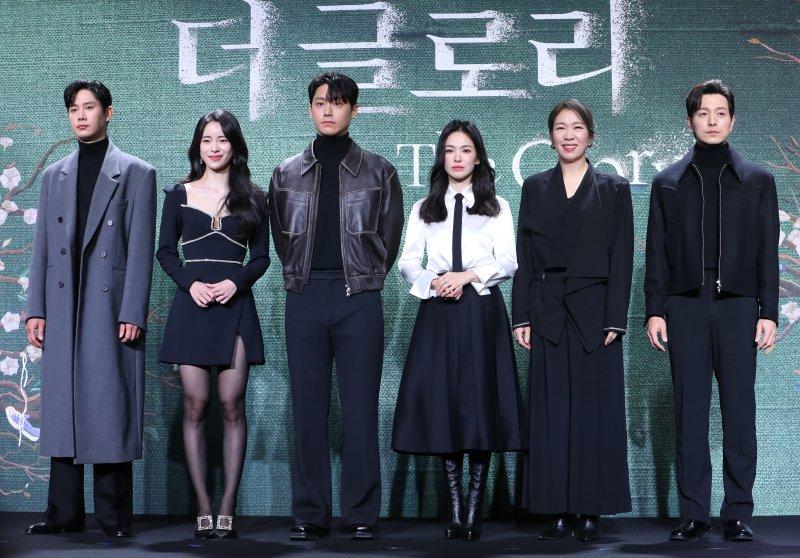 ザ・グローリー出演俳優たち、パク・ソンフン、イ・ドヒョン、イム・ジヨン、ソン・ヘギョ、ヨム・ヘラン、チョン・ソンイル、記者会見で