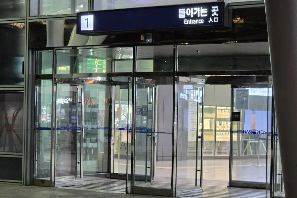 釜山火車站KTX一號出口,適合乘搭KTX探訪釜山的遊客,便利的接送服務地點。