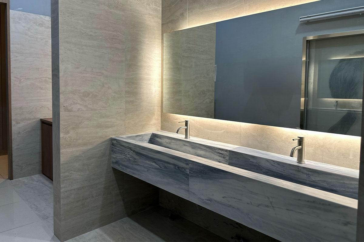 최첨단 장비로 갖춰진 DR. DESIGNER의 피부 분석 및 치료 공간 - 전문적인 피부 관리