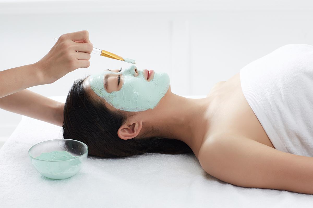 보습과 피부 케어를 위한 마스크팩 중인 클라이언트 - DR. DESIGNER 클리닉에서의 트리트먼트