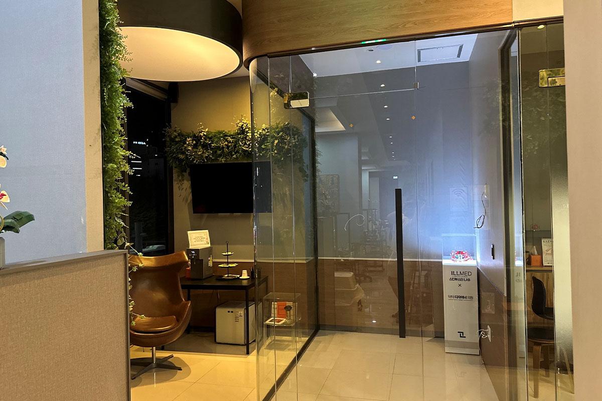 고급스러운 대기 실내 및 커피 머신이 있는 DR. DESIGNER 클리닉 - 쾌적한 환경에서의 대기