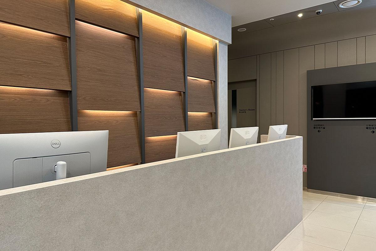 모던하고 깔끔한 디자인의 DR. DESIGNER 클리닉의 리셉션 공간 모습