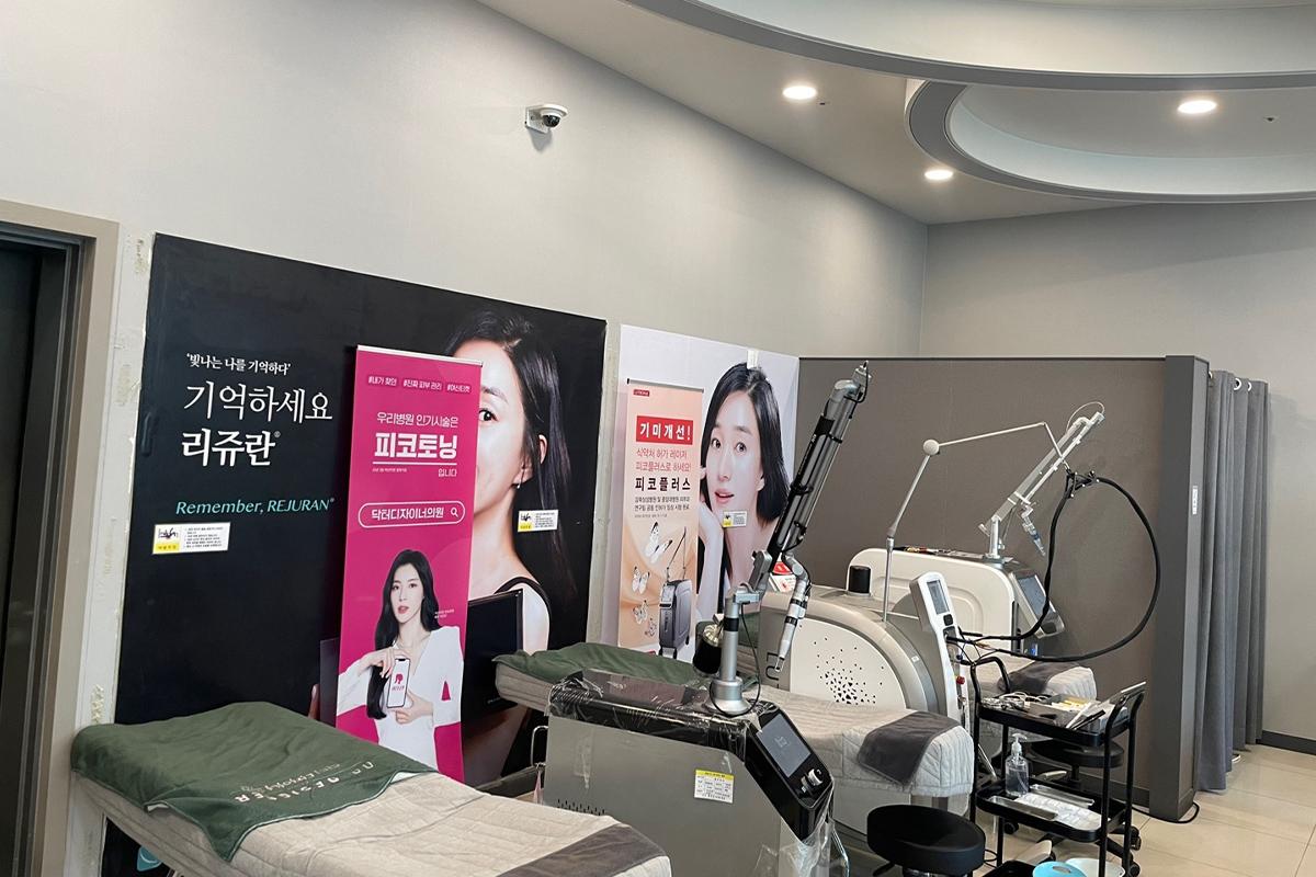 마스크팩을 받고 있는 클라이언트 - DR. DESIGNER 클리닉에서의 얼굴 케어 장면