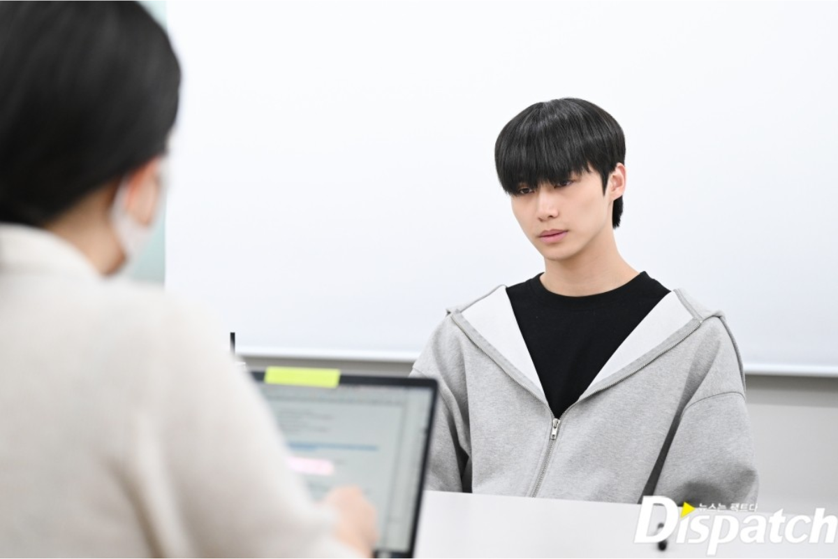 擁有與攝理教(JMS)歷史關聯的咖啡店外景，展示了咖啡店的木製外觀，作為粉絲爭議的場所。