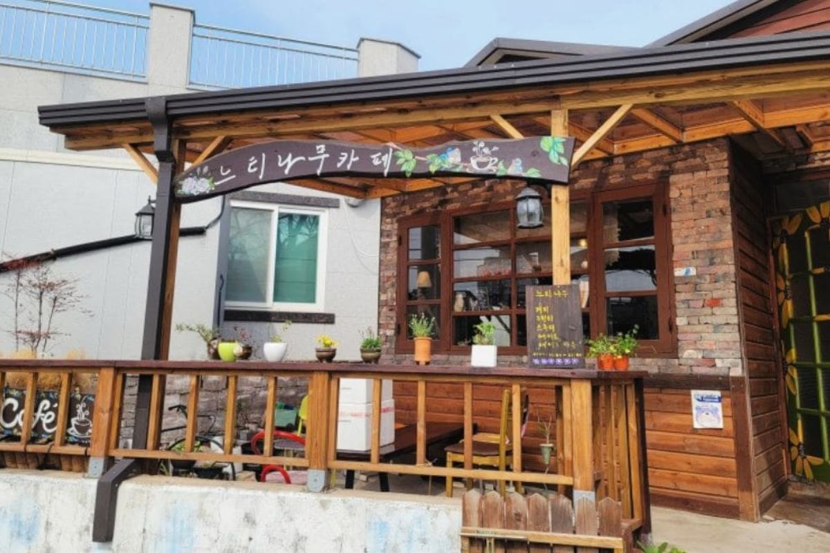 香港攝理教徒經常出沒地點之一的咖啡店，展示了JMS教會與日常場所的隱秘關聯。