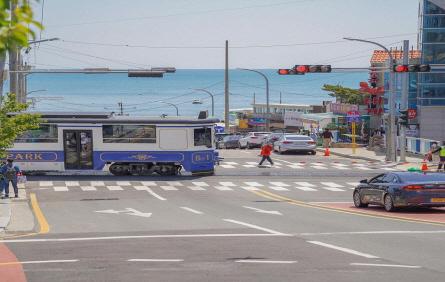 Le Train de plage de Haeundae, offrant une vue pittoresque de la côte lors de son trajet.
