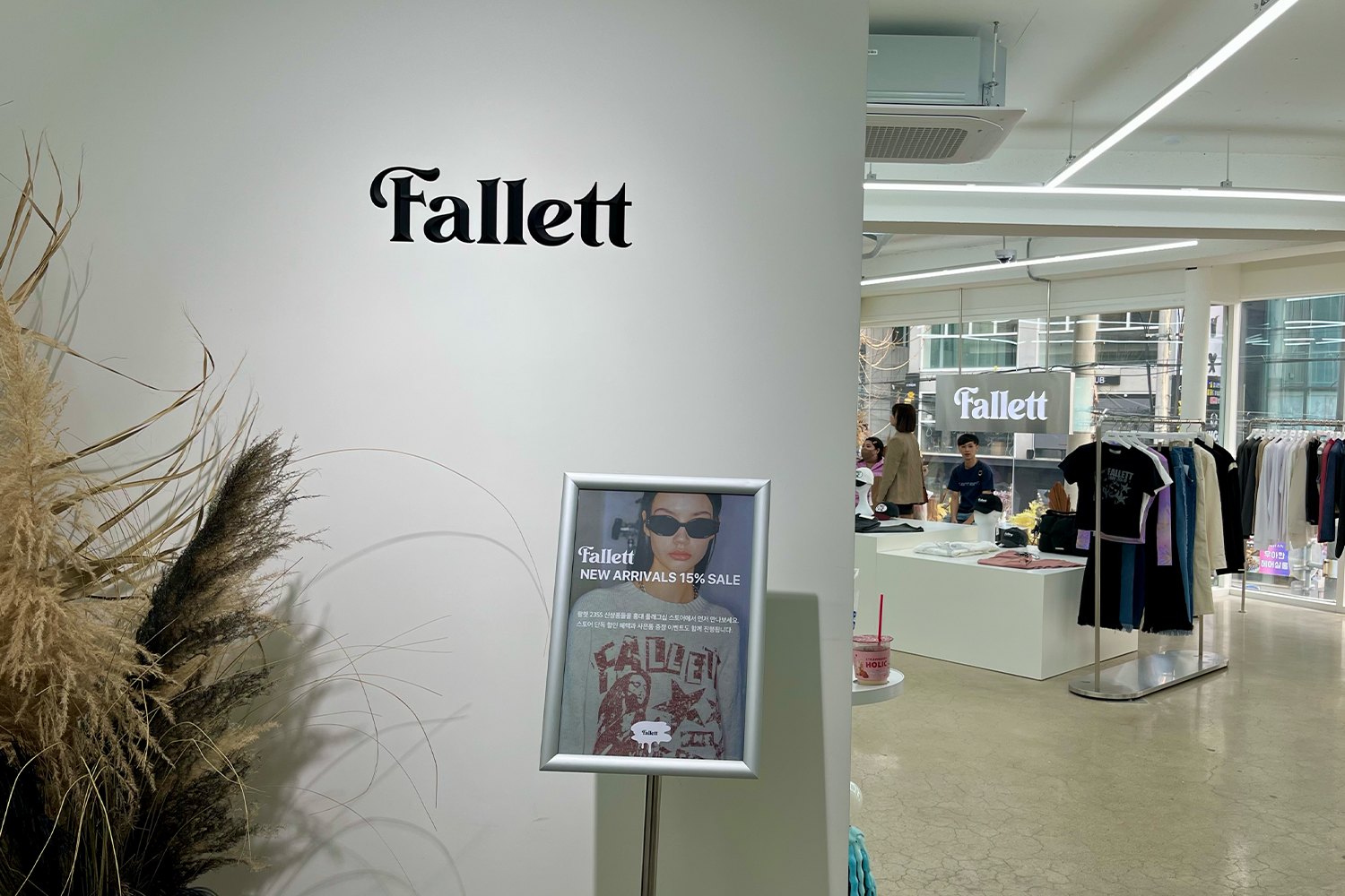 Fallett店舖內部全貌，可以看到店內陳設和時尚氛圍。