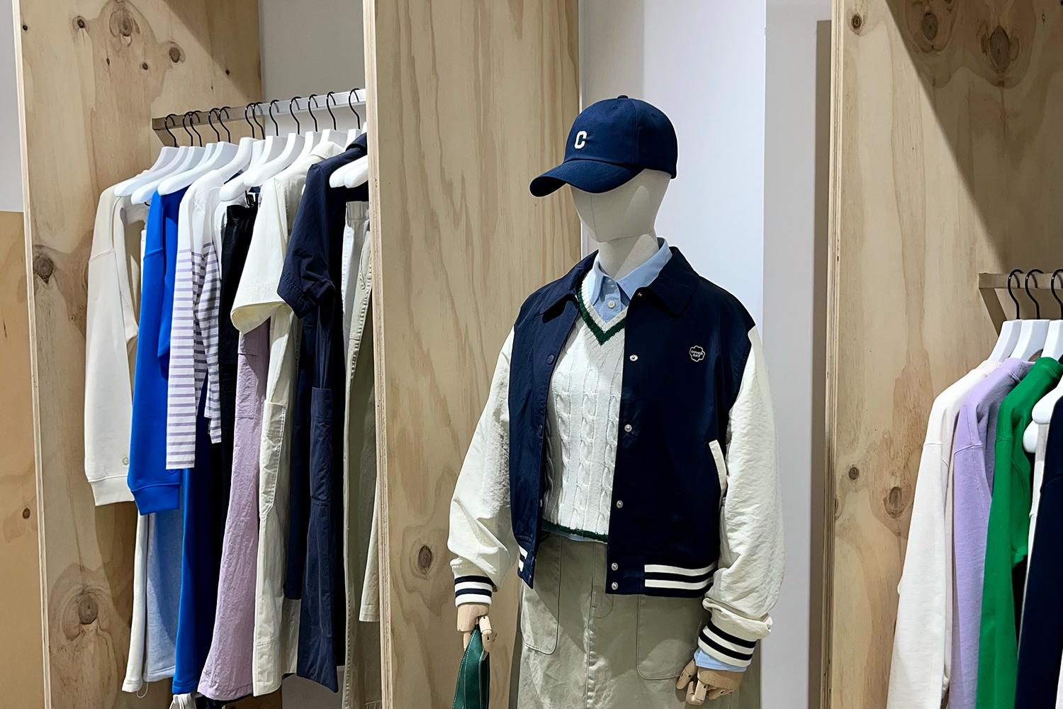 Covernat品牌展示架，上面展示著多款帽子和揹包，一覽無遺。