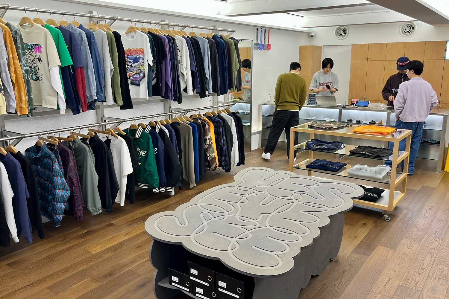 yeseyesee店內琳瑯滿目的服裝展示，色彩鮮明多樣。